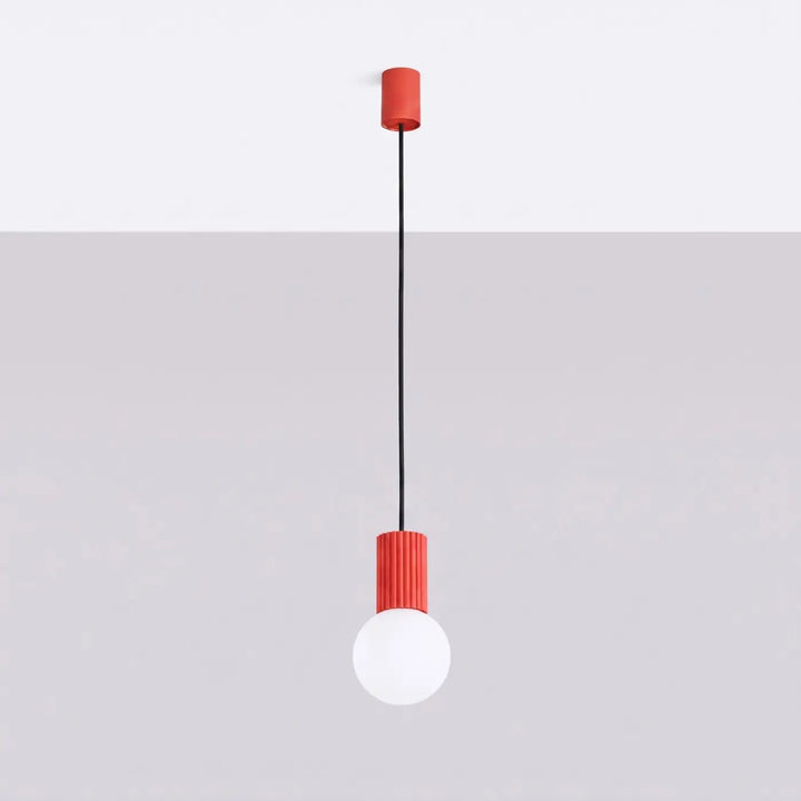 Suspension Halo à globe opalin et col cannelé rouge, éteinte