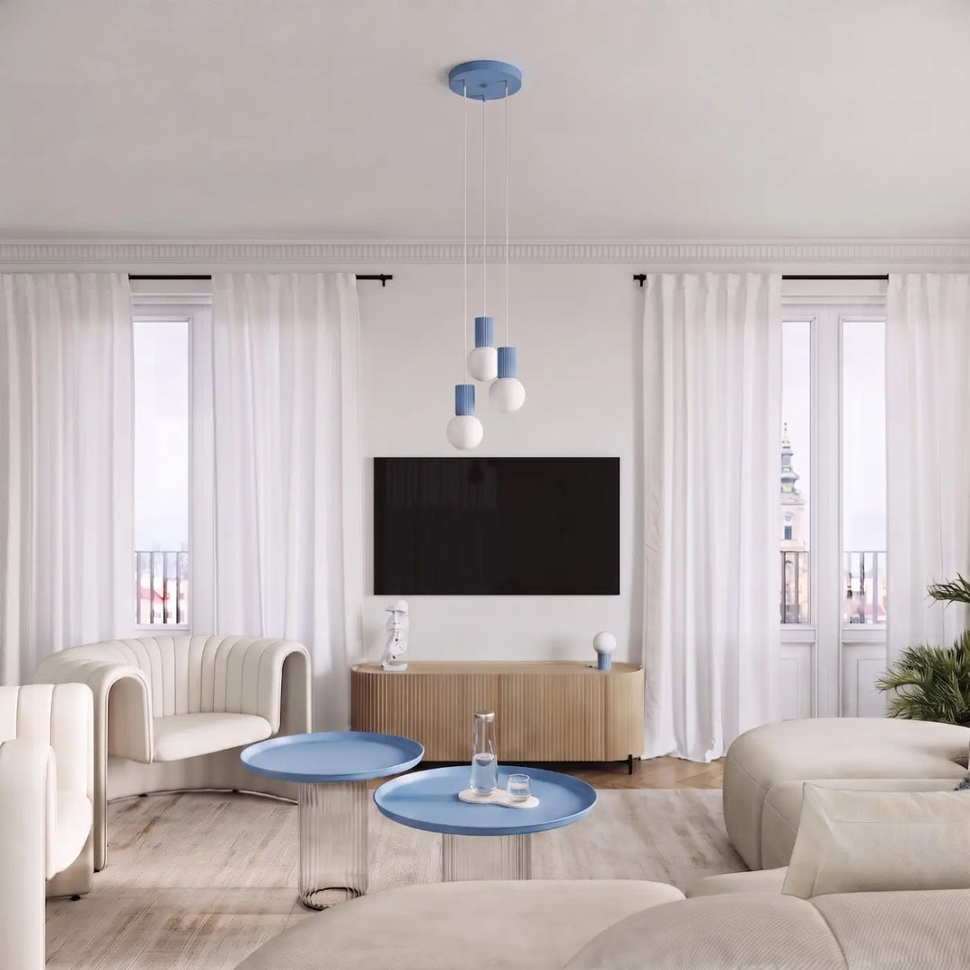 Suspension Halo à globe opalin et col cannelé bleu clair dans un intérieur contemporain
