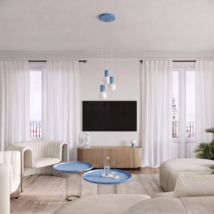 Suspension Halo à globe opalin et col cannelé bleu clair dans un intérieur contemporain