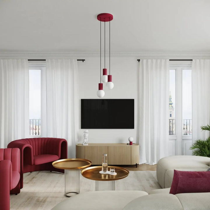 Suspension Halo à globe opalin et col cannelé bordeaux dans un intérieur contemporain
