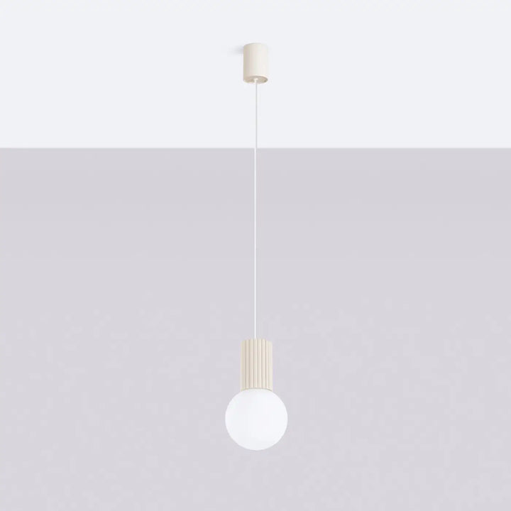 Suspension Halo à globe opalin et col cannelé beige, éteinte