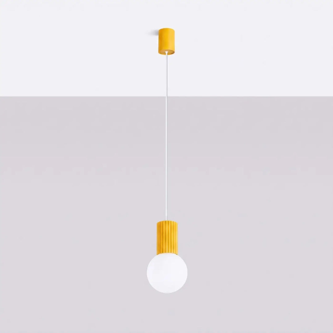 Suspension Halo à globe opalin et col cannelé jaune, éteinte
