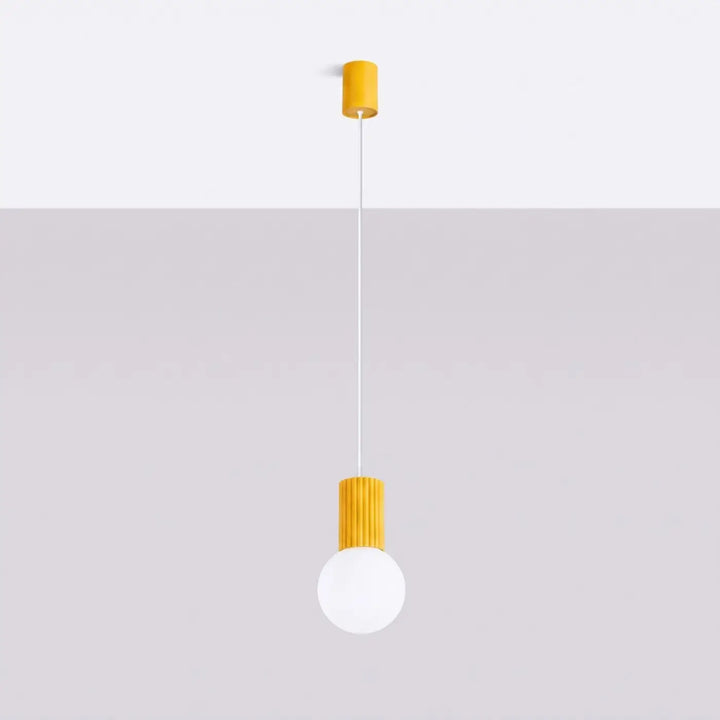 Suspension Halo à globe opalin et col cannelé jaune, éteinte