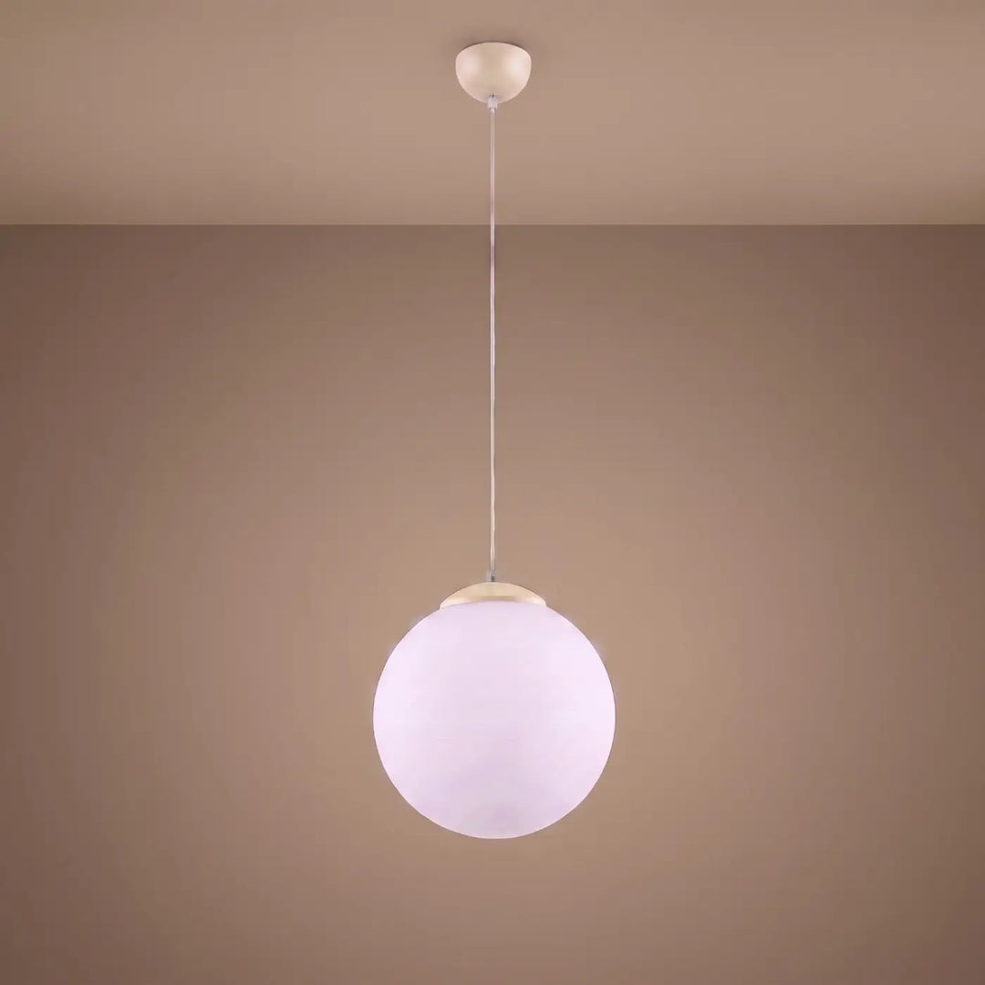 Suspension Ugo à globe en verre blanc et monture beige, allumée
