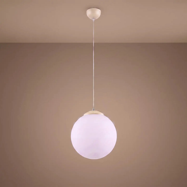 Suspension Ugo à globe en verre blanc et monture beige, allumée