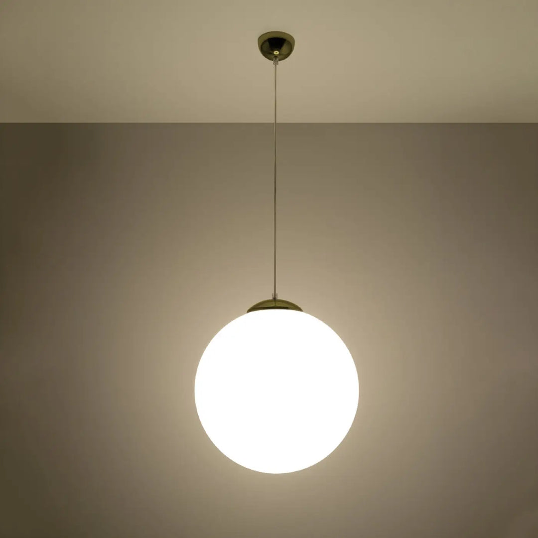 Suspension Ugo à globe en verre blanc et monture dorée, allumée