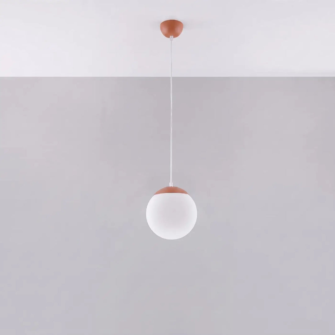 Suspension Ugo à globe en verre blanc et monture ocre rouge, éteinte