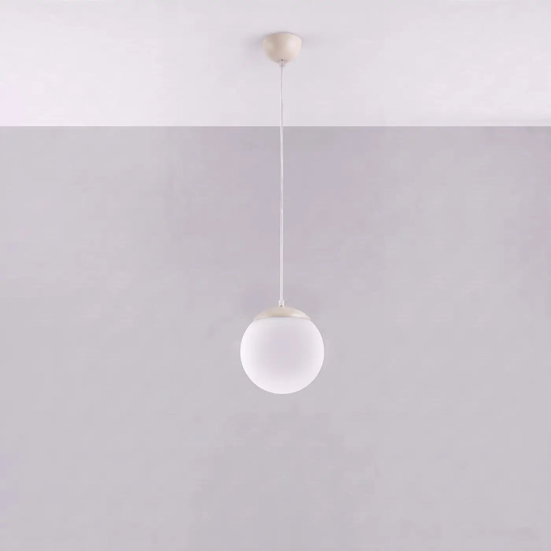 Suspension Ugo à globe en verre blanc et monture beige, éteinte