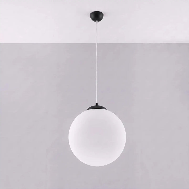 Suspension Ugo à globe en verre blanc et monture noire, allumée