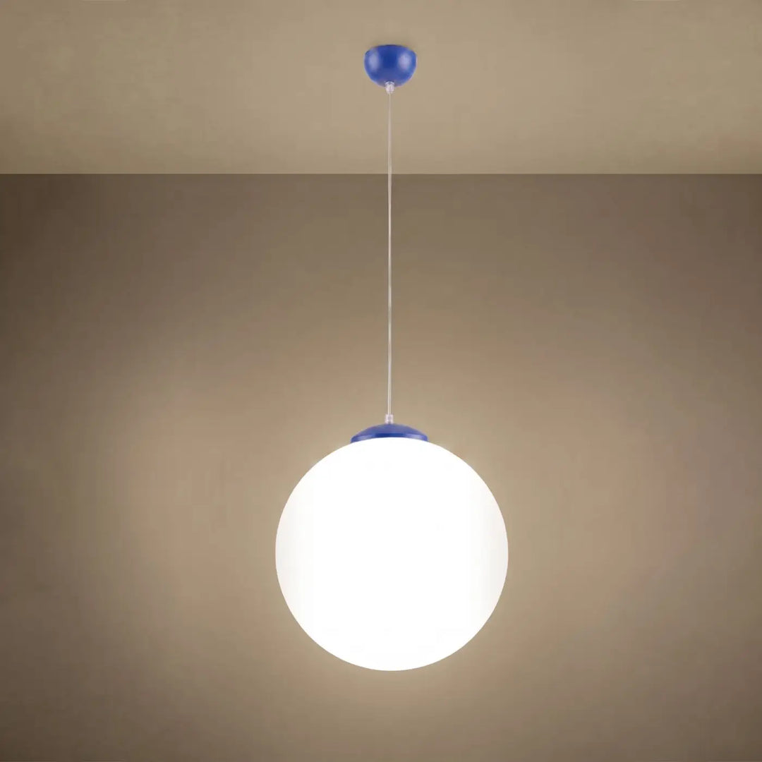 Suspension Ugo à globe en verre blanc et monture outremer, allumée