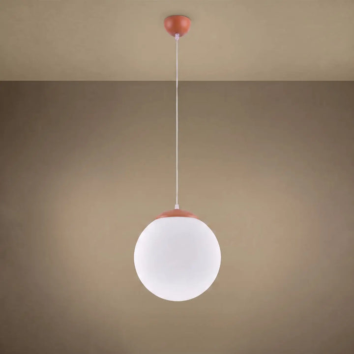 Suspension Ugo à globe en verre blanc et monture ocre rouge, allumée