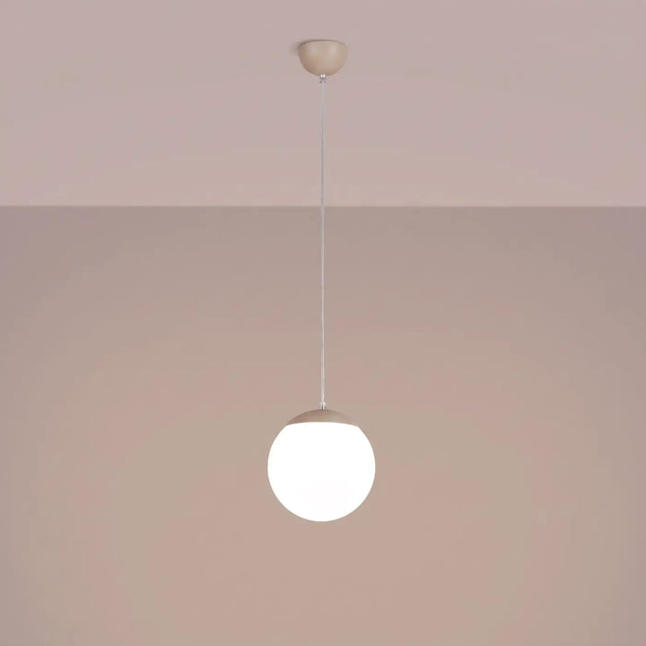 Suspension Ugo à globe en verre blanc et monture taupe, allumée