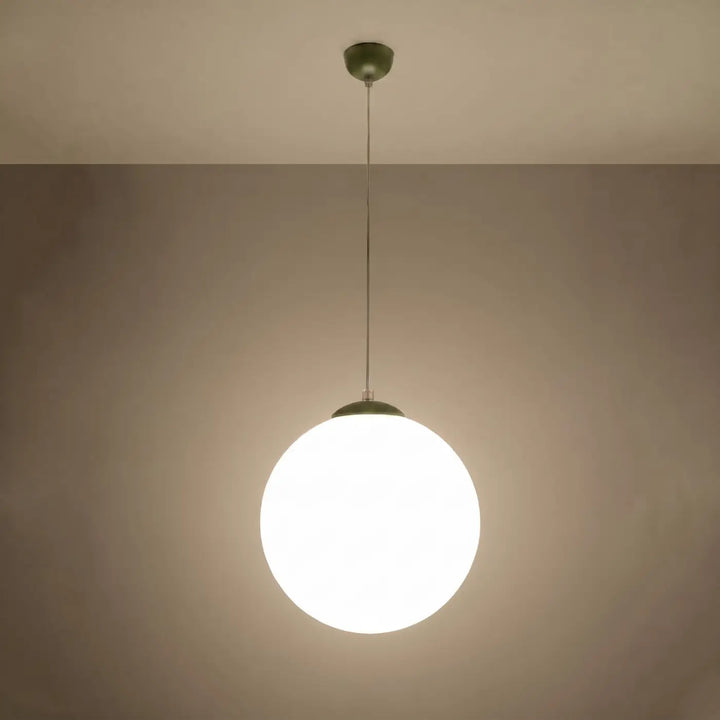 Suspension Ugo à globe en verre blanc et monture vert olive, allumée
