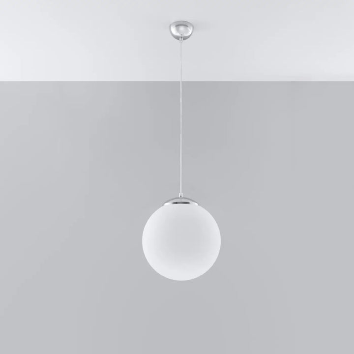 Suspension Ugo à globe en verre blanc et monture chromée, éteinte
