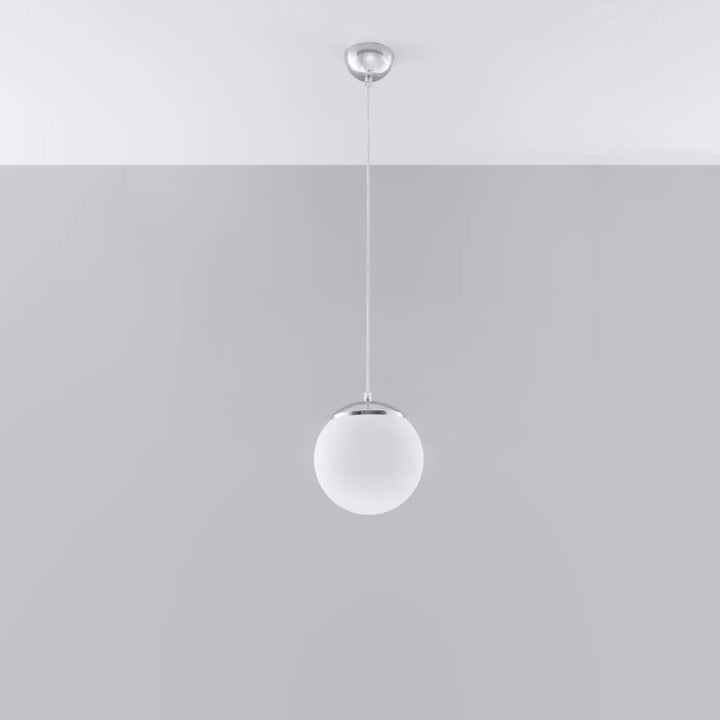 Suspension Ugo à globe en verre blanc et monture chromée, éteinte