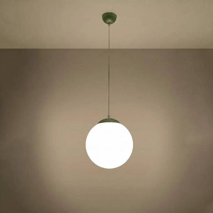 Suspension Ugo à globe en verre blanc et monture vert olive, allumée