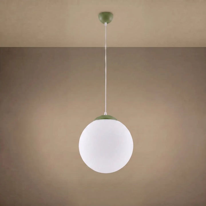 Suspension Ugo à globe en verre blanc et monture vert olive, allumée