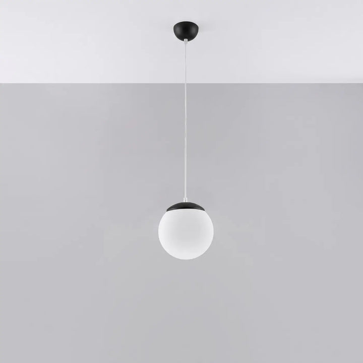 Suspension Ugo à globe en verre blanc et monture noire, allumée