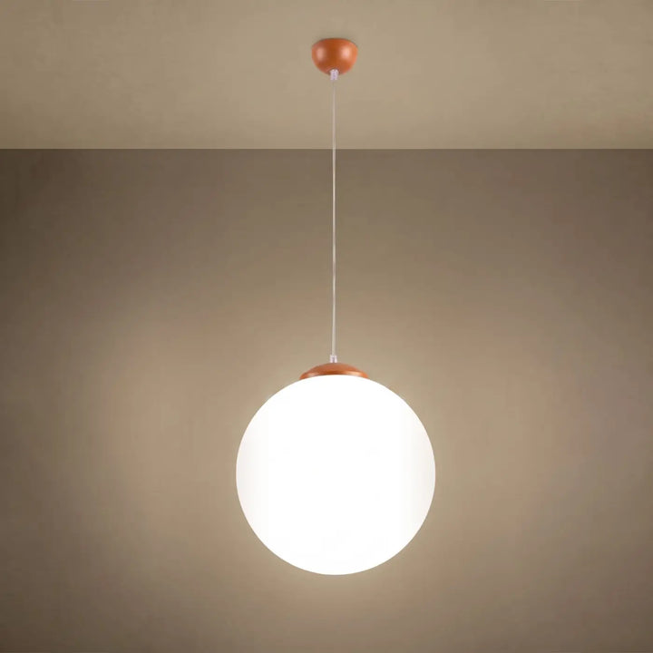 Suspension Ugo à globe en verre blanc et monture ocre rouge, allumée
