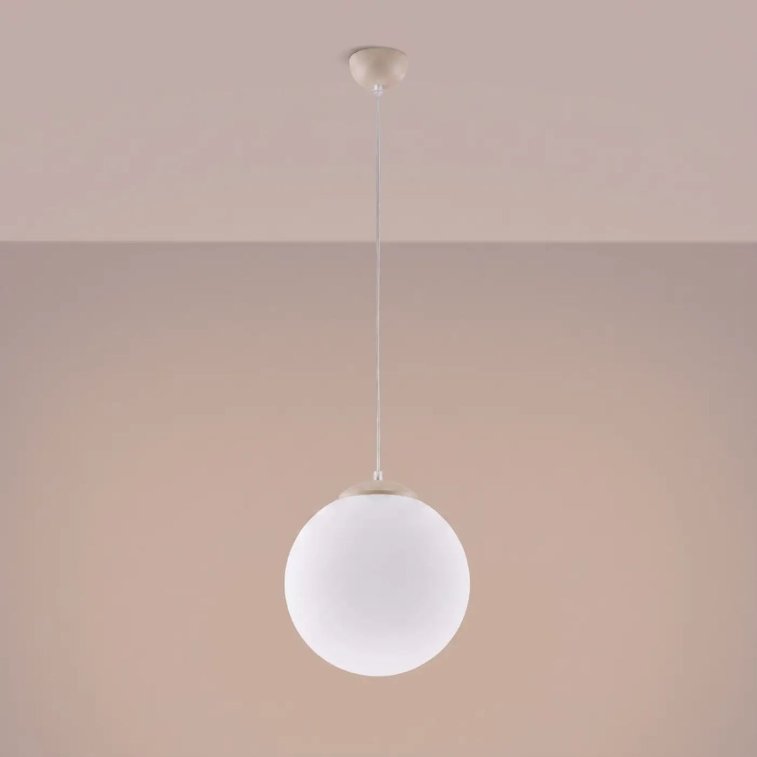 Suspension Ugo à globe en verre blanc et monture taupe, allumée