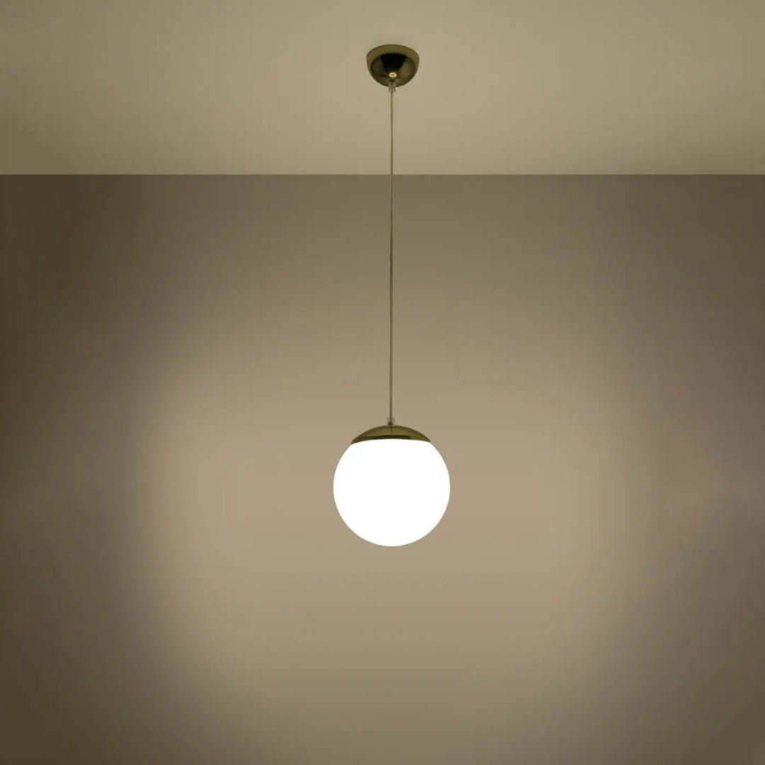Suspension Ugo à globe en verre blanc et monture dorée, allumée