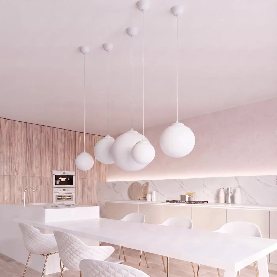 Suspension Ugo à globe en verre blanc et monture blanche dans un intérieur contemporain