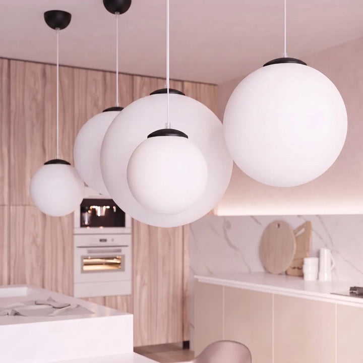 Suspension Ugo à globe en verre blanc et monture noire dans un intérieur contemporain