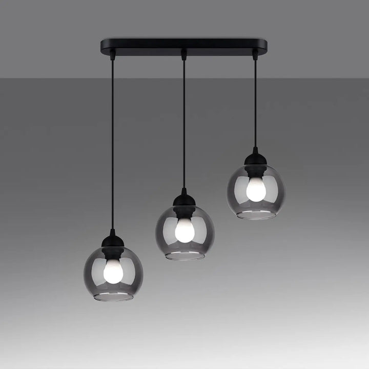 Suspension Alino noire à globes en verre fumé, allumée