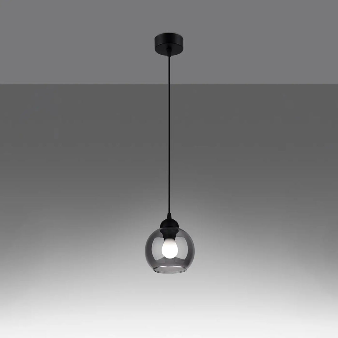 Suspension Alino noire à globes en verre fumé, allumée