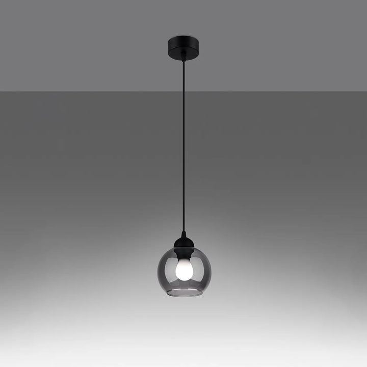Suspension Alino noire à globes en verre fumé, allumée