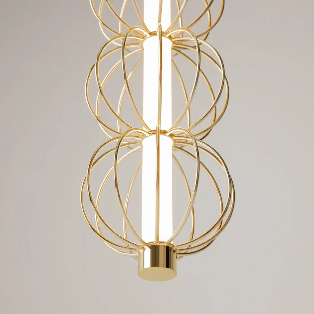 Suspension golden cage dorée en fil métallique avec tubes led cylindriques verticaux dans un design en spirale