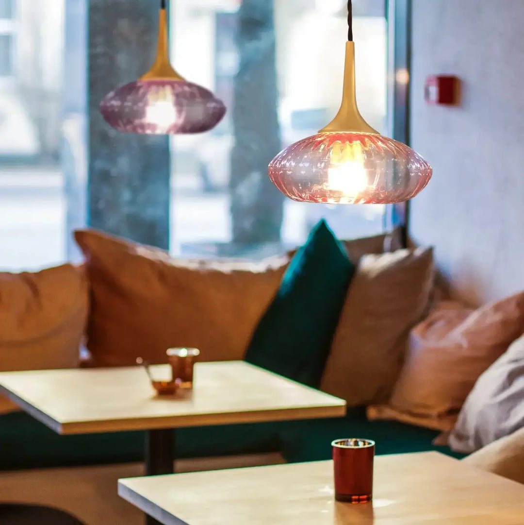 Suspension grace en verre soufflé ambre avec tige finition or pour éclairage élégant au-dessus de la table