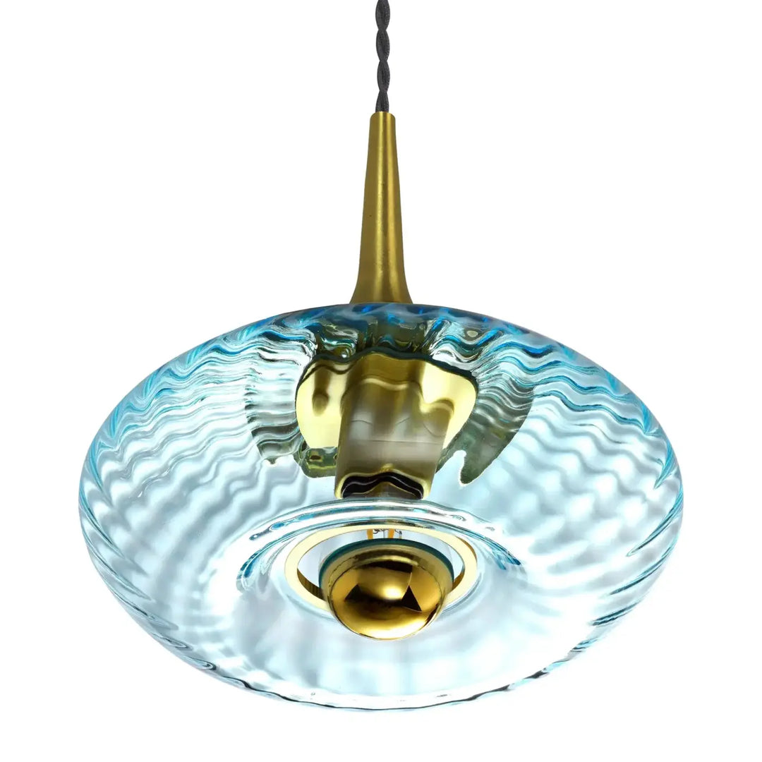 Suspension grace en verre soufflé bleu translucide avec motifs ondulés et accents métalliques dorés modèle grace