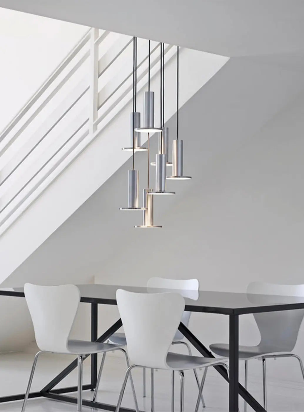 Suspension Cielo Plus Chandelier argentée à 7 suspensions dans un intérieur