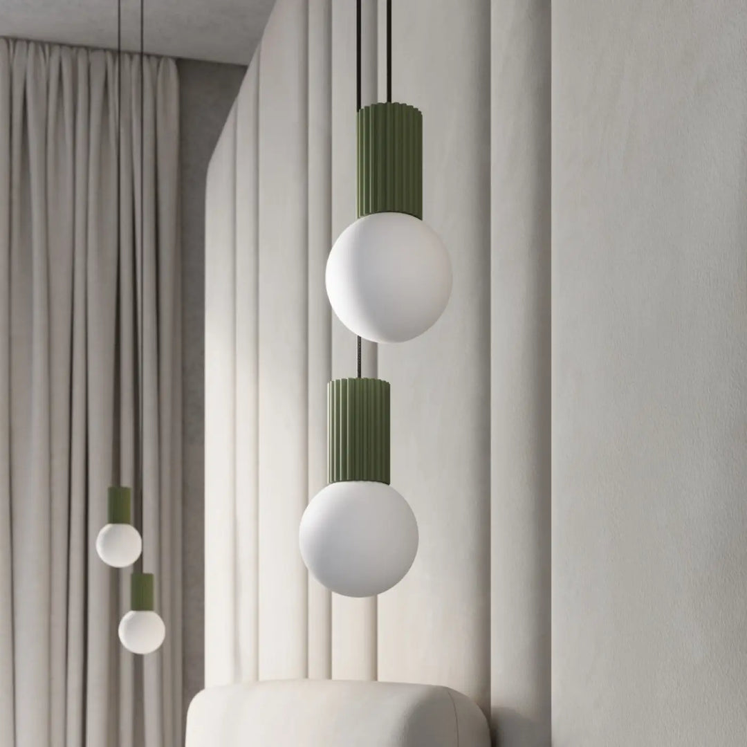 Suspension Halo vert olive en grappe à globes opalins, allumée