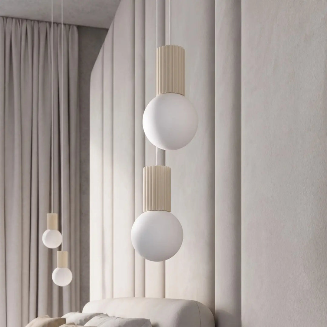Suspension Halo beige en grappe à globes opalins, allumée