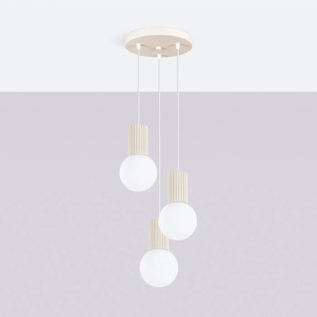 Suspension Halo beige en grappe à globes opalins, éteinte