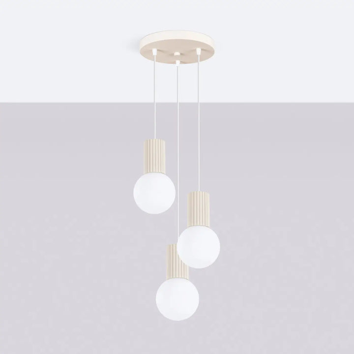 Suspension Halo beige en grappe à globes opalins, éteinte