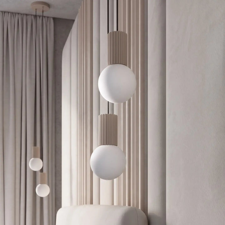 Suspension Halo taupe en grappe à globes opalins, allumée