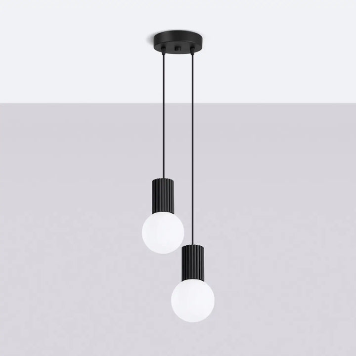 Suspension Halo noire en grappe à globes opalins, éteinte