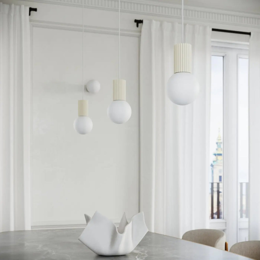 Suspension Halo beige en grappe à globes opalins, allumée