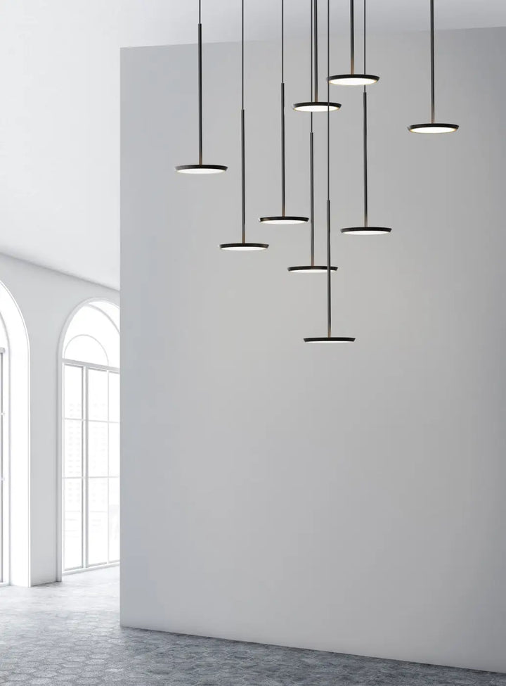 Suspensions Sky Solo en aluminium noir mat dans un intérieur
