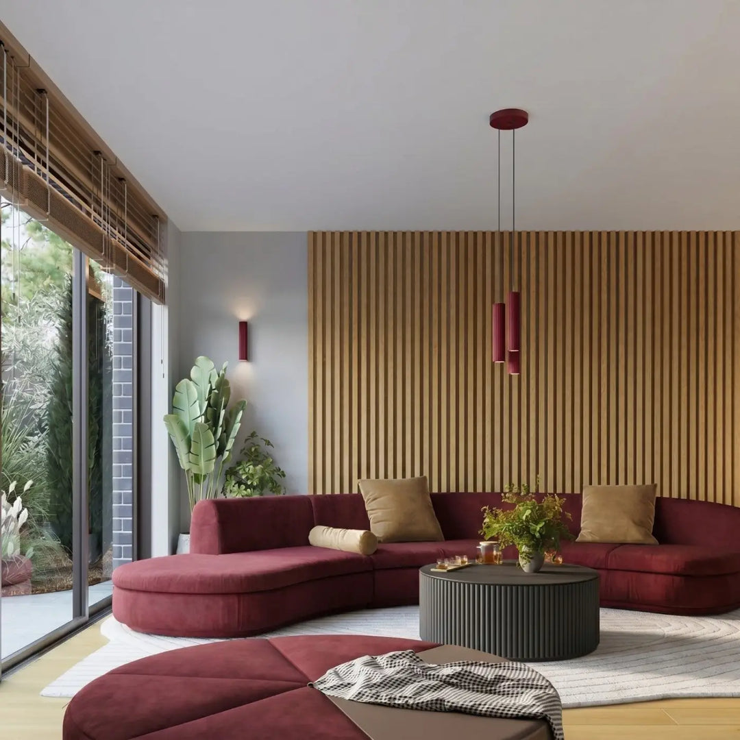 Suspension Karbon bordeaux en grappe de 3 cylindres nervurés dans un intérieur contemporain