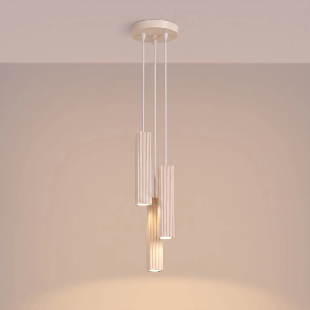 Suspension Rayo beige en grappe à 3 tubes cannelés, allumée