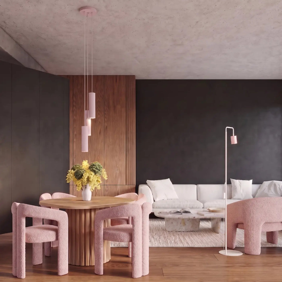 Suspension Rayo rose en grappe à 3 tubes cannelés au-dessus d'une table à manger