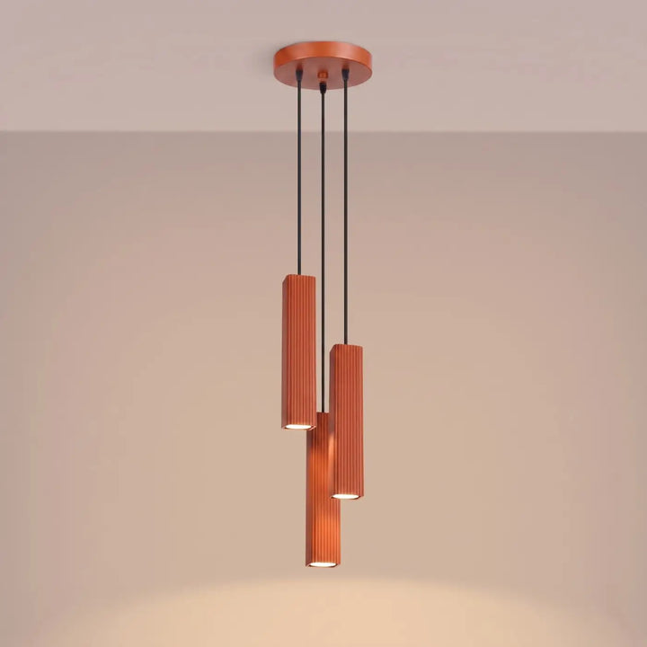 Suspension Rayo ocre rouge en grappe à 3 tubes cannelés, allumée