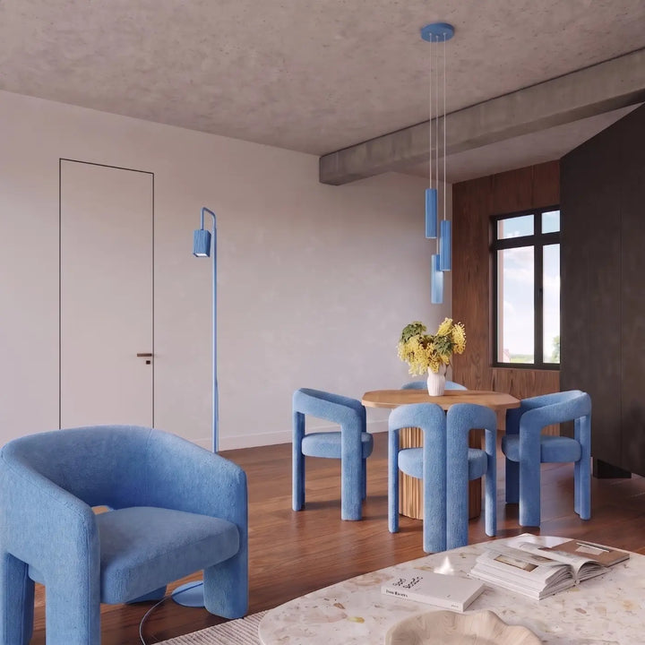 Suspension Rayo bleu azur en grappe à 3 tubes cannelés dans une salle à manger