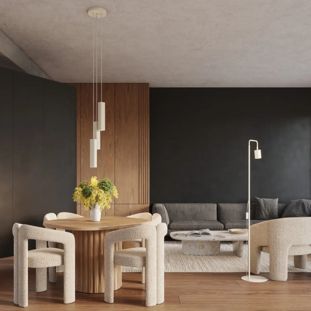 Suspension Rayo beige en grappe à 3 tubes cannelés au-dessus d'une table à manger