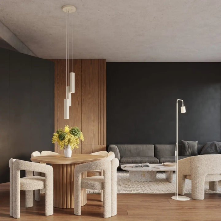 Suspension Rayo beige en grappe à 3 tubes cannelés au-dessus d'une table à manger