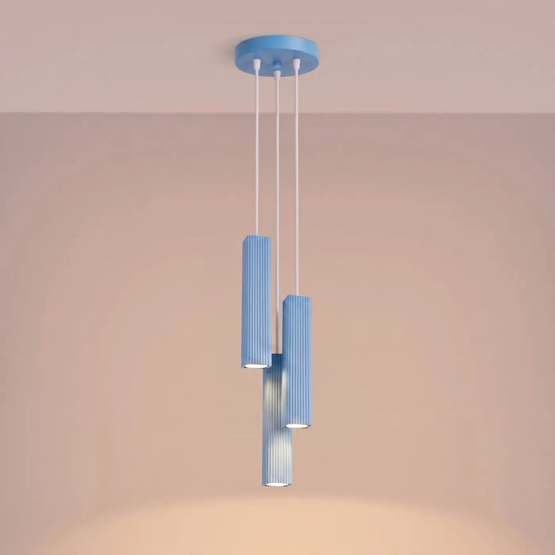 Suspension Rayo bleu azur en grappe à 3 tubes cannelés, allumée